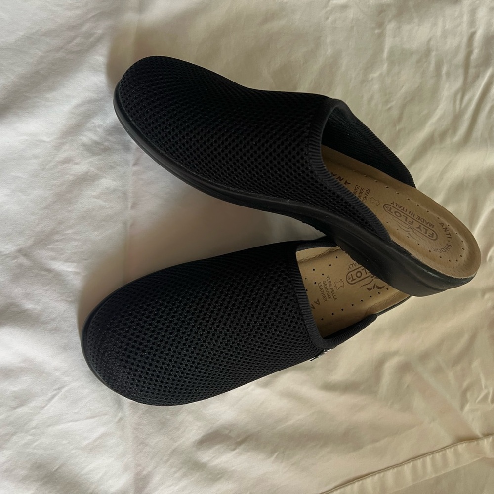 Fly Flot Italian Lightweight breathable slip on Black sz 8  EU39 NWOT